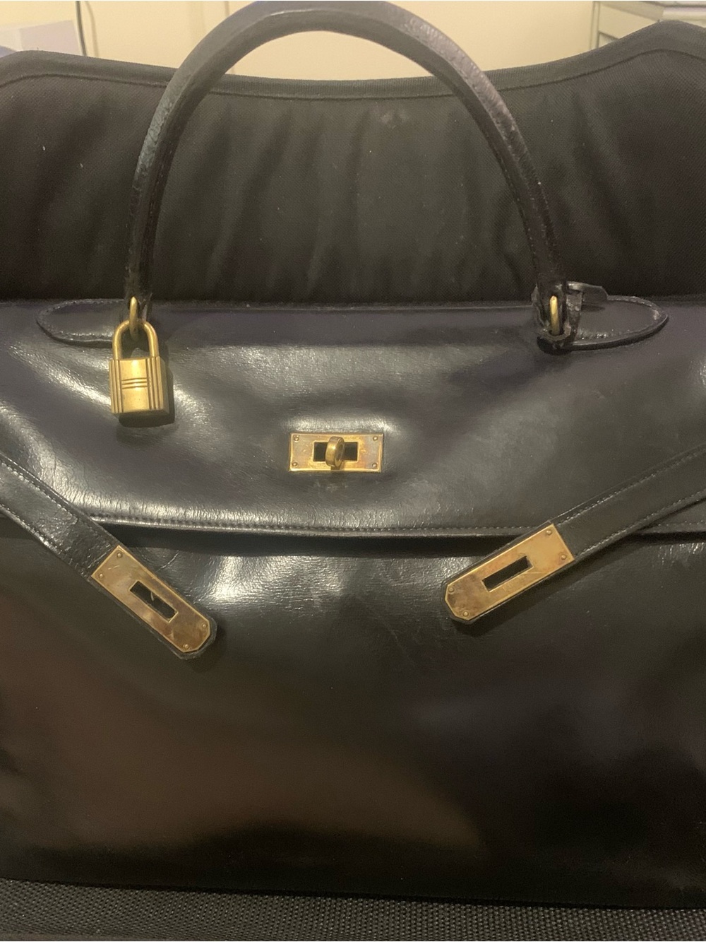 Black Kelly Hermes leather with Brass Keys
Light cracking in parts of purse.